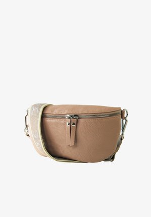 Sac banane en cuir texturé tan avec double fermeture éclair et sangle en tissu beige réglable avec texte blanc.