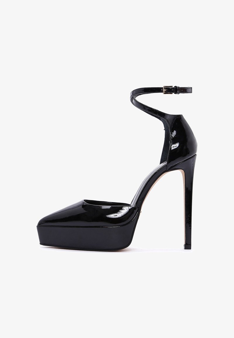 Escarpins noirs en cuir verni avec un bout pointu, une semelle plateforme et une bride cheville. Fini brillant avec un talon aiguille.
