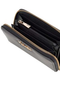Portafoglio in pelle nera con zip dorata, dotato di più slot per carte, un compartimento con zip e una finitura textured.