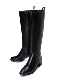 Botas de cuero negro hasta la rodilla con tacón cuadrado, que presentan un zipper lateral y un detalle de lazo en la parte superior. Textura suave con una forma elegante.