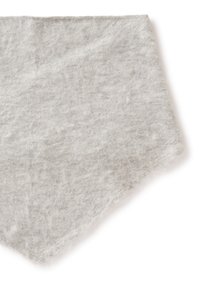 Grijs, zacht stoffenmonster met een licht pluizige textuur, in een driehoekige vorm gesneden, met een uniforme, gedempte kleur zonder patronen of accenten.