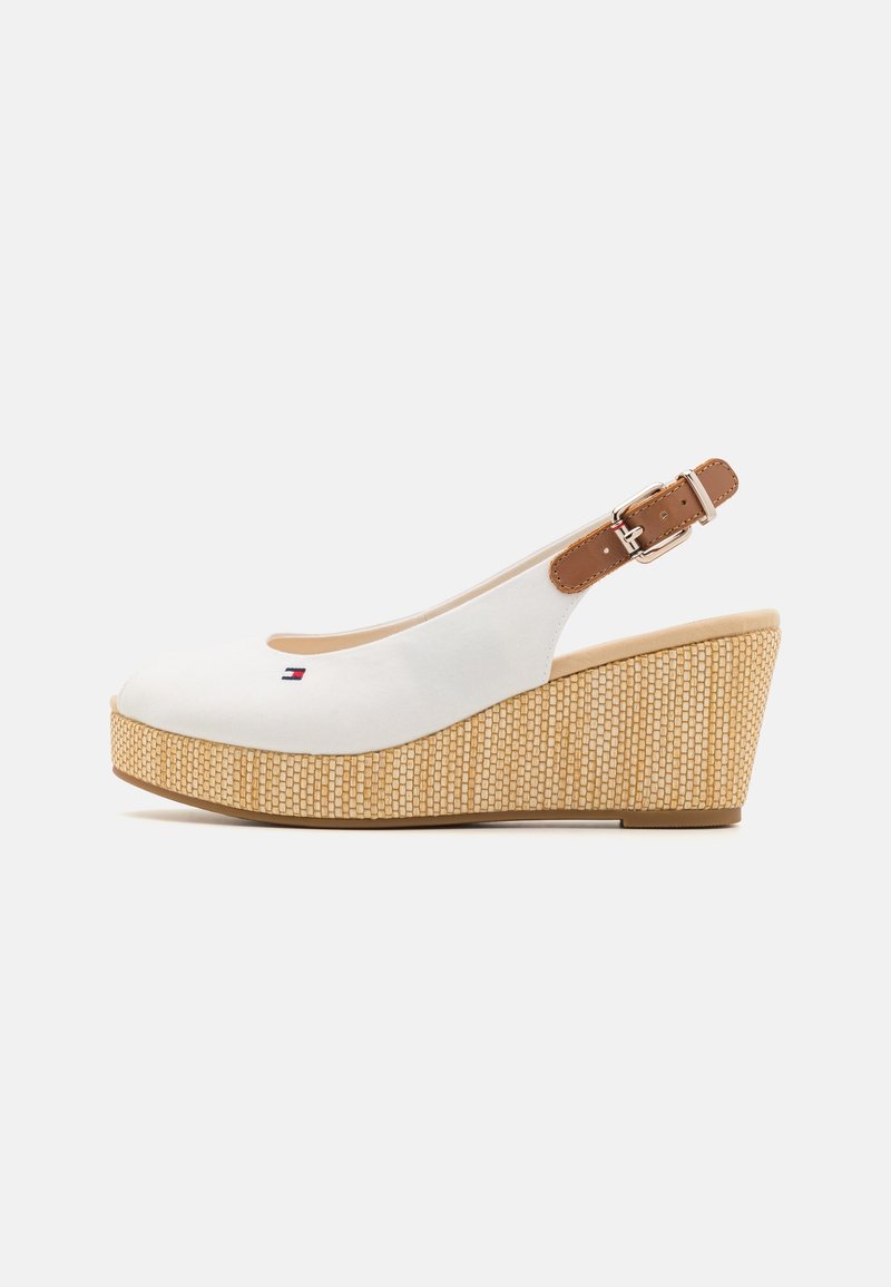Chaussures compensées en toile blanche avec un talon tressé naturel, une bride en cuir marron et une petite broderie de logo sur l'avant.