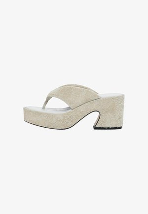 Sandali platform beige con superiore testurizzato e morbido, punta aperta e tacco curvo. Caratterizzati da un design minimalista con suola spessa.