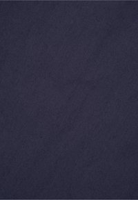 Tmavě námořnická modrá tkanina s texturovaným, mírně strukturovaným povrchem. Materiál se jeví jako měkký a je jednolitě barevný bez viditelných vzorů.