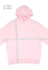 Jasnoróżowa bluza z kapturem i przednią kieszenią, zmierzona taśmą mierniczą pokazującą 74 cm długości i 60 cm szerokości na białym tle.