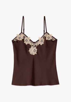 Camisole di raso marrone con spalline sottili e rifinitura in pizzo beige con motivi floreali lungo lo scollo a V e la parte superiore del petto.