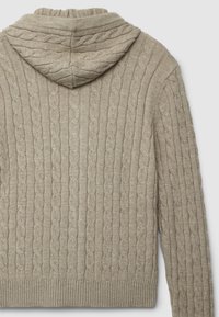 Beige Kapuzenpullover aus Grobstrick mit einem strukturierten Muster, runder Kapuze und gerippten Bündchen und Saum. Weicher Stoff mit sichtbaren Stichen.