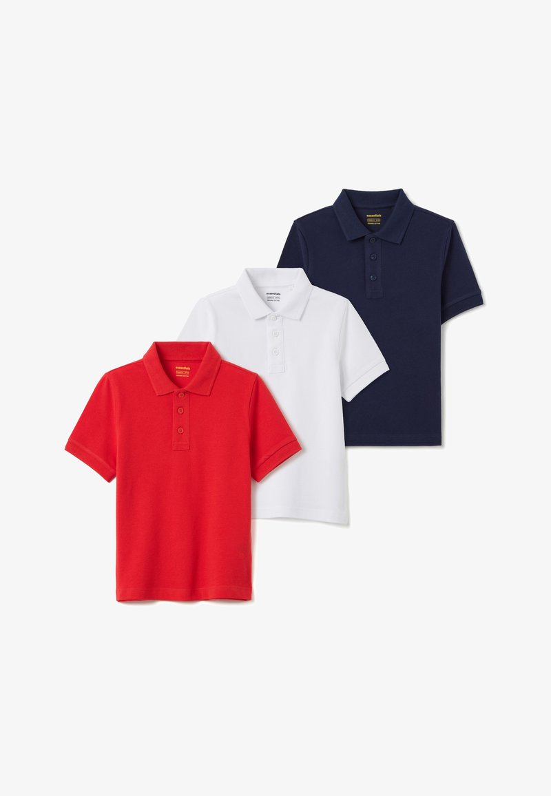Trois chemises polo en rouge, blanc et marine, dotées d'un col classique, de trois boutons, de manches courtes et d'un tissu en coton lisse et respirant.