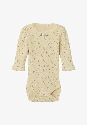 Żółty, prążkowany body dla niemowląt z długimi rękawami, koronkowym wykończeniem, kwiatowym wzorem oraz zapięciami na napy na dole, ułatwiającymi przebieranie.