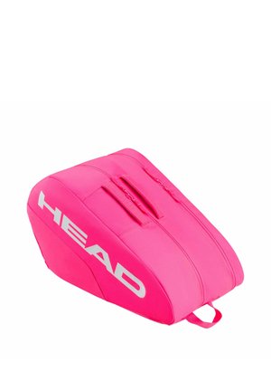 Bolsa deportiva brillante de color rosa en forma de cuña con dobles cremalleras, asas en la parte superior y el logo blanco "HEAD" en el lateral.