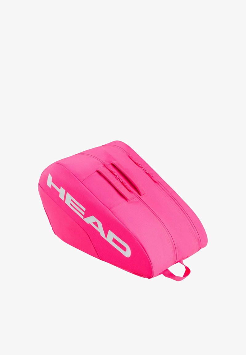 Bolsa deportiva brillante de color rosa en forma de cuña con dobles cremalleras, asas en la parte superior y el logo blanco "HEAD" en el lateral.