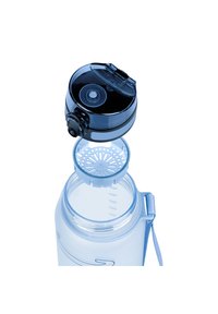 Bottiglia d'acqua in plastica trasparente con un tappo blu chiaro e un inserto per filtro. Presenta un coperchio a scorrimento e un anello per il trasporto. Dimensioni etichettate sul lato.