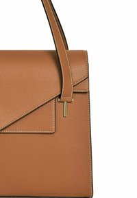 Bolso de mano de cuero marrón con acabado texturizado, que presenta un asa plana, solapa en ángulo y acentos de hardware en tono dorado. Costuras blancas delinean el diseño.