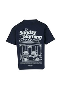 Camiseta de algodón azul marino con un diseño de línea blanca que representa un café y un coche, con el texto "El retrato del domingo por la mañana" encima de la gráfica.