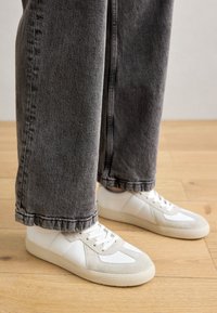 POP - Matalavartiset tennarit - grey/white