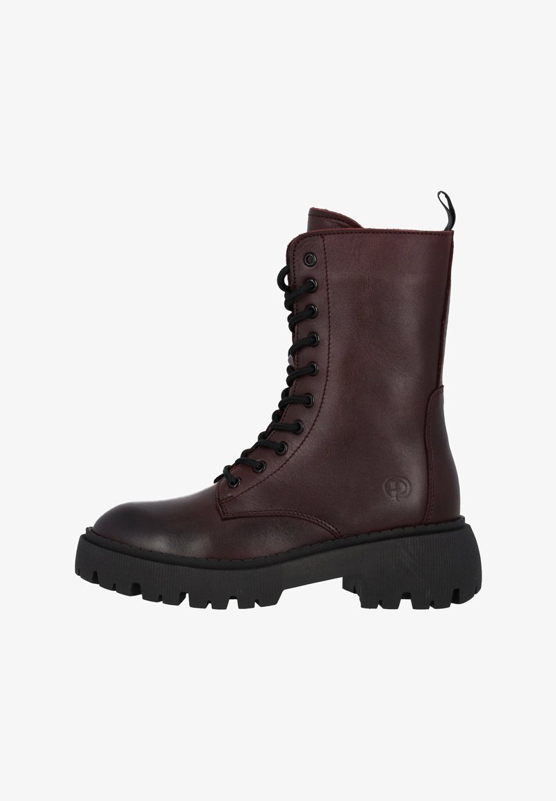 Botte de combat en cuir brun foncé à lacets, semelle épaisse noire à crampons et languette à l’arrière.