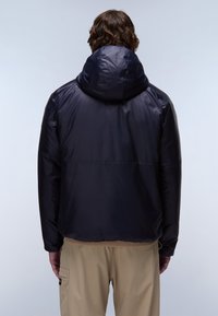 Navy pufferjack met een capuchon, met een gladde textuur, elastische manchetten en een geribde zoom. Geen zichtbare hardware of patronen.