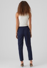Vero Moda VMJESMILO ANKLE GA - Pantalones deportivos - navy blazer
