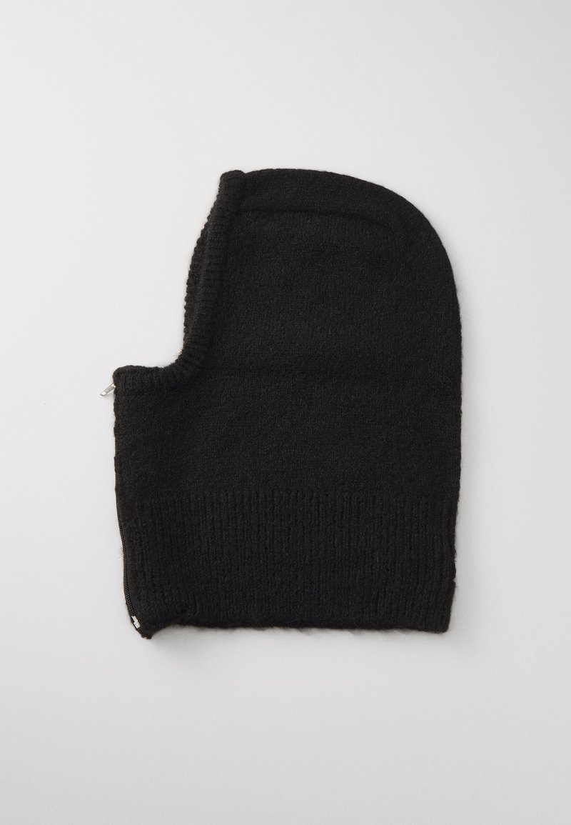 Zwarte gebreide beanie met een afgeronde top en een enkele opening aan de zijkant. Heeft een gemêleerd patroon en een geribbelde rand aan de onderkant voor een goede pasvorm.
