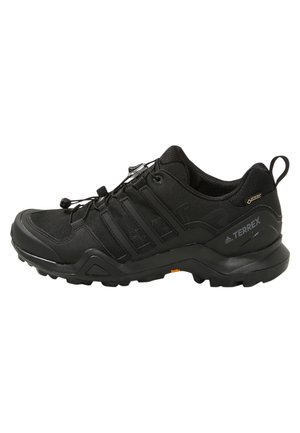 Czarne buty trekkingowe z syntetycznym wierzchem, teksturowanymi nakładkami, smukłym designem, elastycznymi sznurowadłami i wielokierunkową gumową podeszwą.