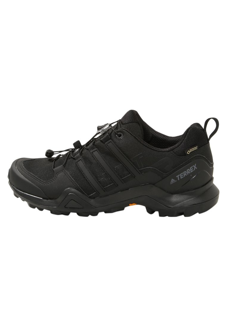 Czarne buty trekkingowe z syntetycznym wierzchem, teksturowanymi nakładkami, smukłym designem, elastycznymi sznurowadłami i wielokierunkową gumową podeszwą.