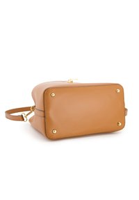 Hellbraune Ledertasche in rechteckiger Form, mit goldenen Hardware-Details, einem schmalen Schultergurt und vier dekorativen Nieten am Boden.