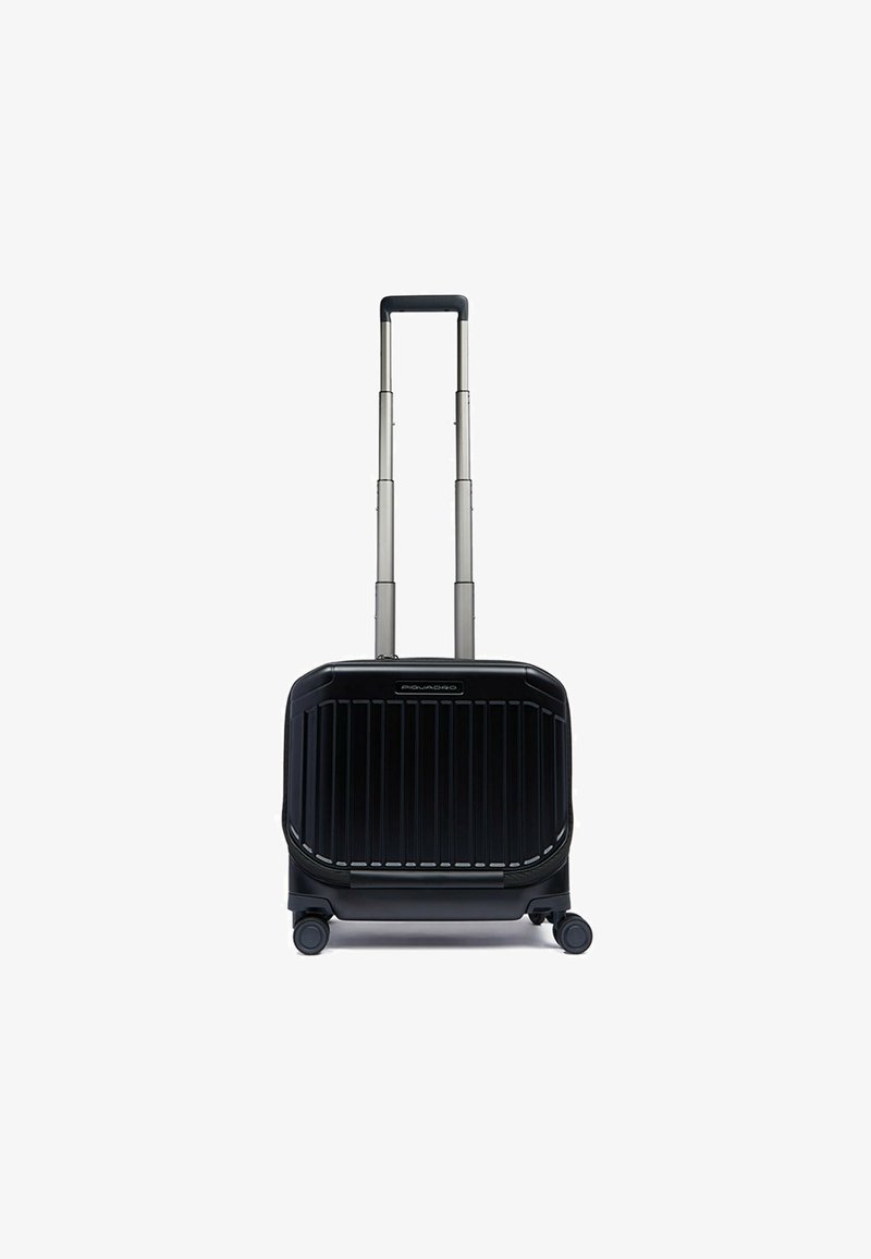 Schwarzer Kabinenkoffer mit strukturiertem Rippendesign, ausziehbarem silbernem Griff und vier Rollen für Mobilität. Glatte Oberfläche und kompakte Form.