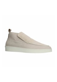 Beige suède enkellaarsjes met een gladde oppervlakte, instapontwerp, witte rubberen zool en gestikte details op de bovenkant.