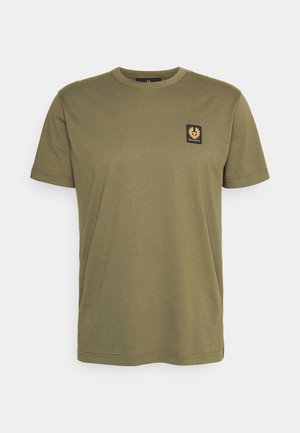 T-shirt de algodão verde-oliva com um decote redondo, mangas curtas e um pequeno emblema em preto e dourado na área do peito esquerdo.