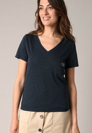 Navyblauwe V-hals T-shirt, gemaakt van zachte stof, met een kleine hartvormige accent nabij de borstzak en korte mouwen.