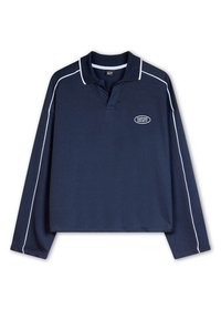 Marinblå långärmad polo med krage, vit piping längs kanterna och en logo på bröstet. Material i bomullsmix.