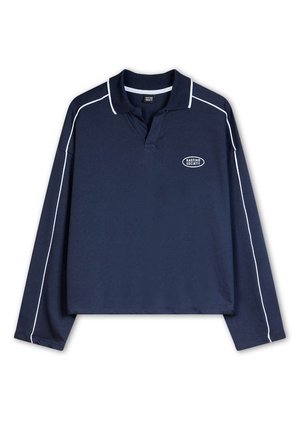 Mørkeblå langærmet polo skjorte med krave, hvid piping langs kanterne og et logo på brystet. Materialet er en bomuldsblanding.