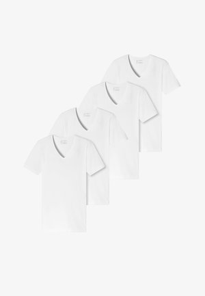 Cztery białe t-shirty z dekoltem w serek wyeksponowane razem. Wykonane z bawełny, z krótkimi rękawami i gładką, jednolitą teksturą.