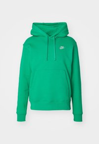 Sudadera de algodón verde con un bolsillo frontal, capucha con cordón y un logo blanco de Nike en el pecho. Textura suave, corte relajado y puños acanalados.