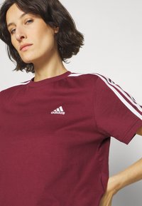 adidas Sportswear ESSENTIALS 3 STRIPES SINGLE CROPPED - Potiskana majica - shadow red/white