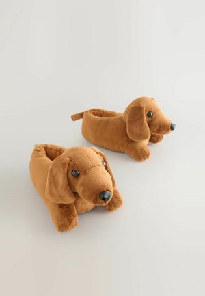 Hnedé plyšové papuče navrhnuté ako jazvečíky, s jemnou textúrou, čiernymi gombíkovými očami a čiernym nosom, s krivými telíčkami a zavesenými ušami.