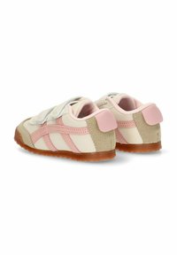 Zapatillas infantiles blancas y rosas con detalles de ante, que cuentan con suela de goma, tira de velcro y distintivas franjas rosas en los lados.