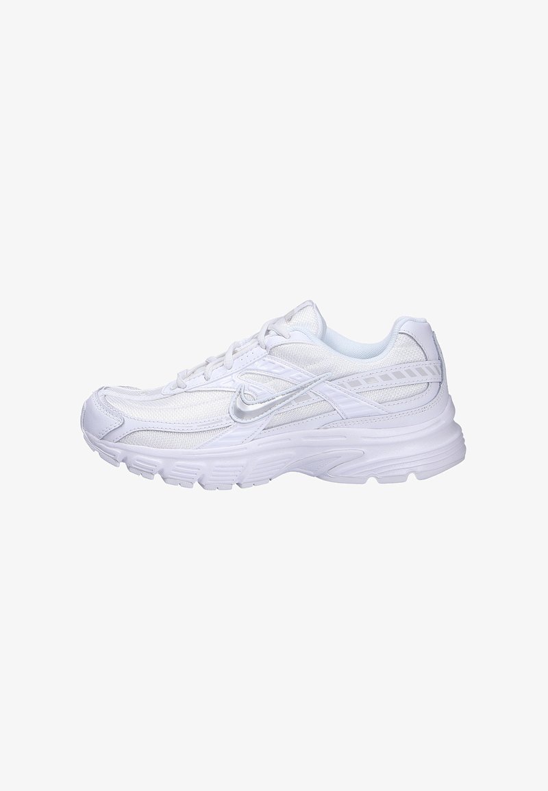Sneakers atletici bianchi realizzati in materiale mesh e sintetico, con suola ammortizzata, design con lacci e dettagli del logo discreti sul lato.