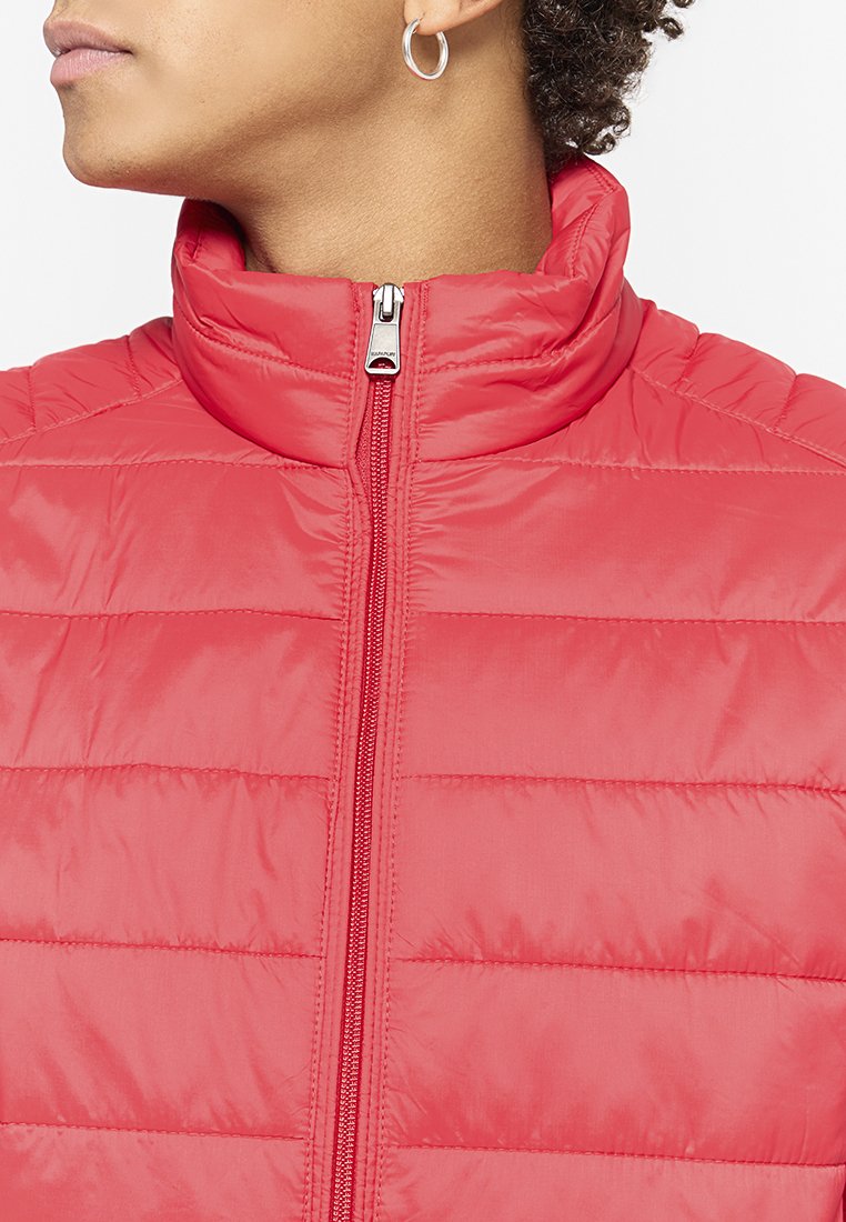Chaqueta acolchada roja con un alto cuello, que presenta costuras horizontales y una cremallera central. Tejido liso y brillante con un diseño minimalista.