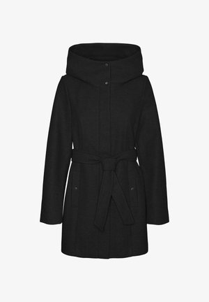 Abrigo negro con una capucha amplia y plegada, cintura ceñida con cinturón, bolsillos laterales y detalles de botones, que presenta un diseño aerodinámico y una textura suave.