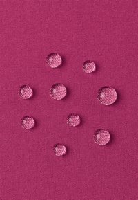 Tissu fuchsia avec une surface texturée ; plusieurs gouttes d'eau claires reposent dessus, de tailles variées, mettant en avant la résistance à l'eau.