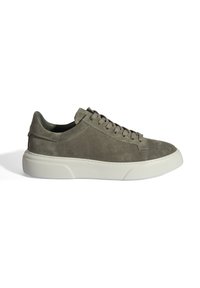Wildleder-Sneaker in olivgrün mit runder Zehenpartie, flacher, weißer Gummisohle und passenden Schnürsenkeln; verfügen über minimale Nähte und ein elegantes Design.