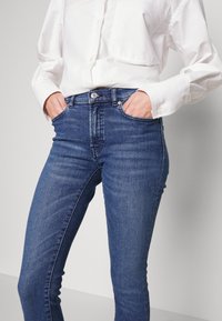 HUGO Vaqueros pitillo - blue denim