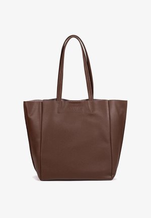 Hnědá texturovaná kožená taška přes rameno s dvěma dlouhými madly a obdélníkovým tvarem, vhodná k nošení přes rameno.