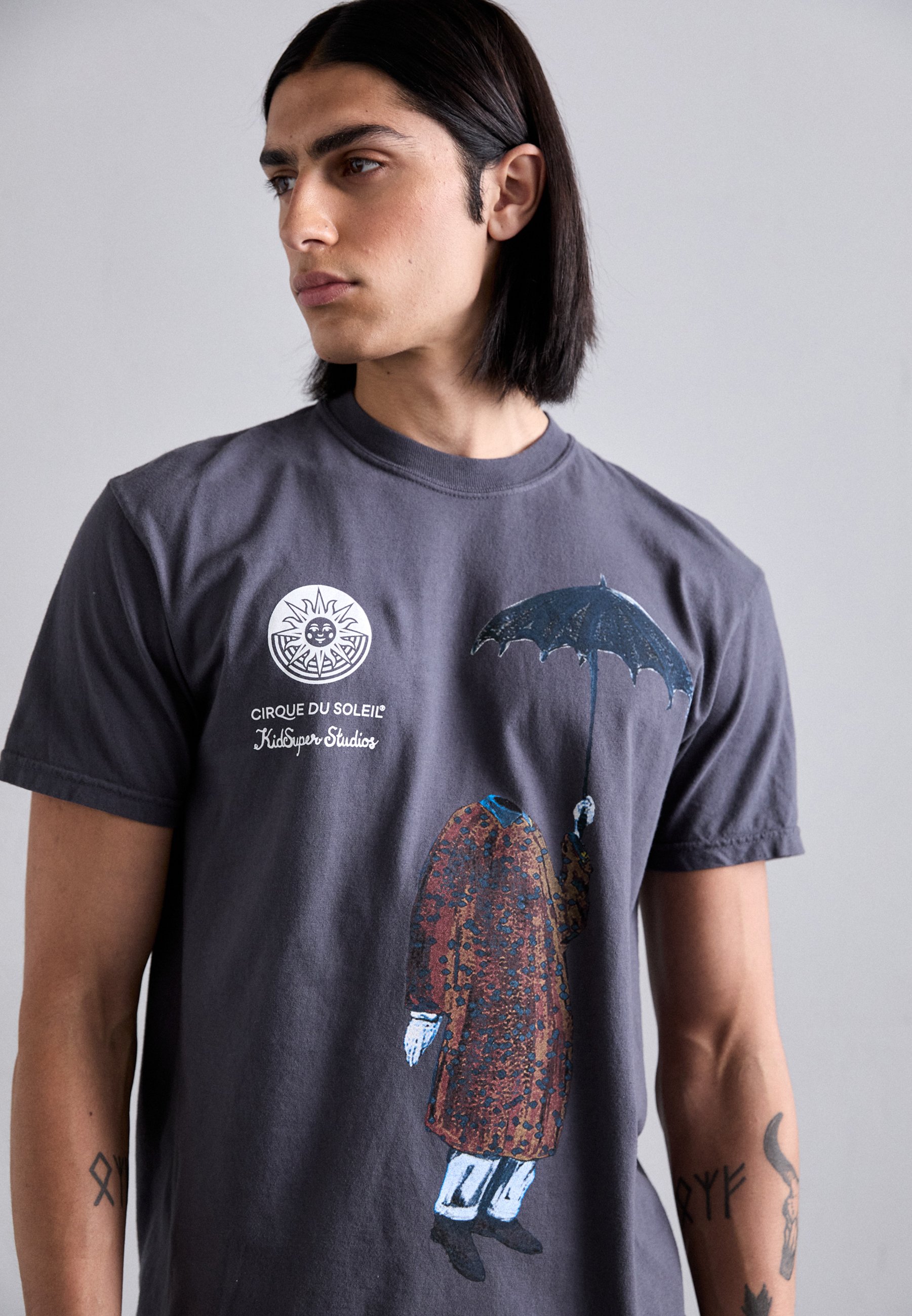 国内発送 KidSuper x Cirque Du Soleil No Head Tシャツ 黒色 KidSuper - Cirque Du Soleil No Head T-shirt | HBX - Globally