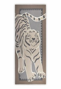 Beige en grijs tapijt met een gestileerde tijger met zwarte strepen die naar voren reikt, omrand door een driehoekig geometrisch patroon.