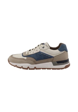 Sneaker met een beige en marineblauw ontwerp, voorzien van een bovenwerk van textuurstof, een gewatteerde kraag, een contrasterende witte zool en subtiele merkdetails.