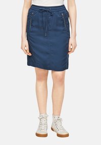 Mörkblå, knälång kjol i mjukt tyg med elastisk midja, dragsko och två fickor med dragkedja på sidorna.