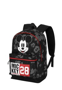 Mochila negra con un gráfico de Mickey Mouse, detalles en rojo y un bolsillo frontal con el texto "MICKEY 28". Hecha de un tejido duradero y con correas texturizadas.