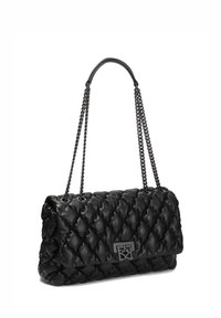 Borsa a tracolla in pelle nera trapuntata con una forma strutturata, tracolla a catena e un logo metallico sul davanti. Texture liscia con una finitura lucida.